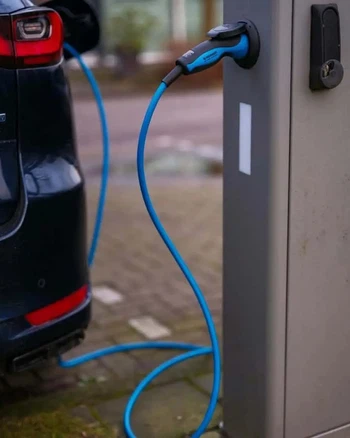 mercedes-salesman-goes-full-electric mercedes-salesman-goes-full-electric